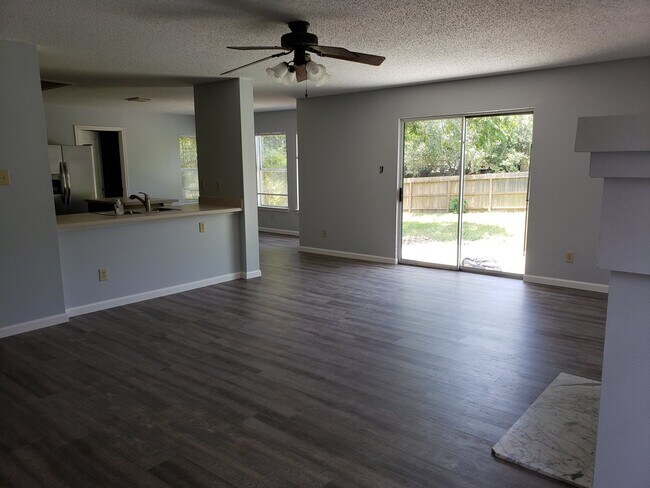 Building Photo - 425 Twin Point Creek