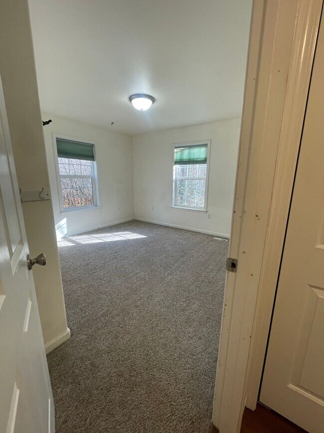 Building Photo - Ranch style 3bedroom/2 bathroom with an Ov...