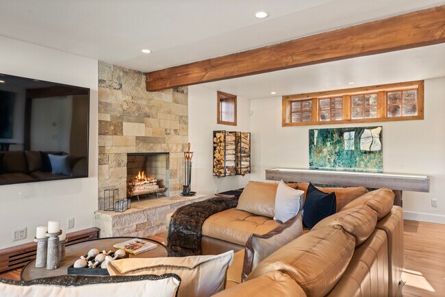 Building Photo - 71 N Ridge Ln