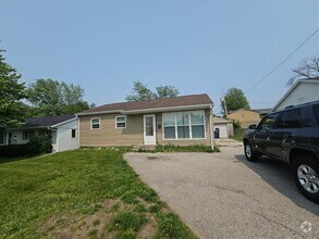 Building Photo - NE 2 bedroom 1 bath with fenced yard, near...