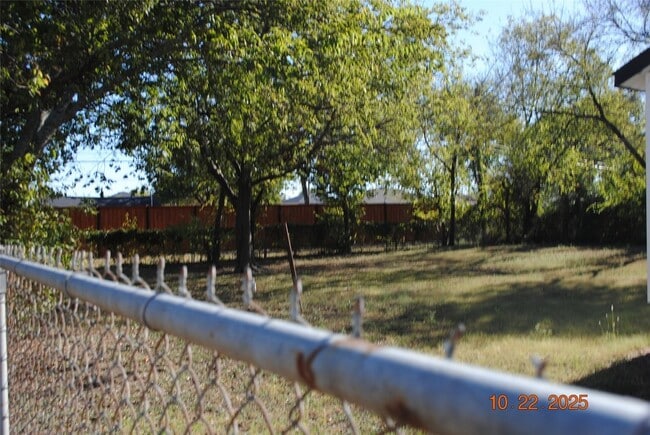 Building Photo - 410 Ayres St