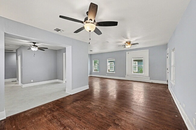 Building Photo - "Charming 3-Bedroom Sanctuary with 2 Full Baths in San Antonio located close to Alamo Heights and...