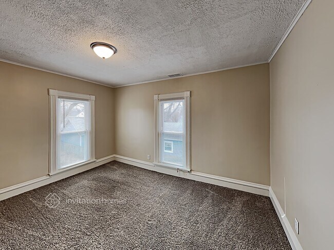 Building Photo - 424 E Park Ave