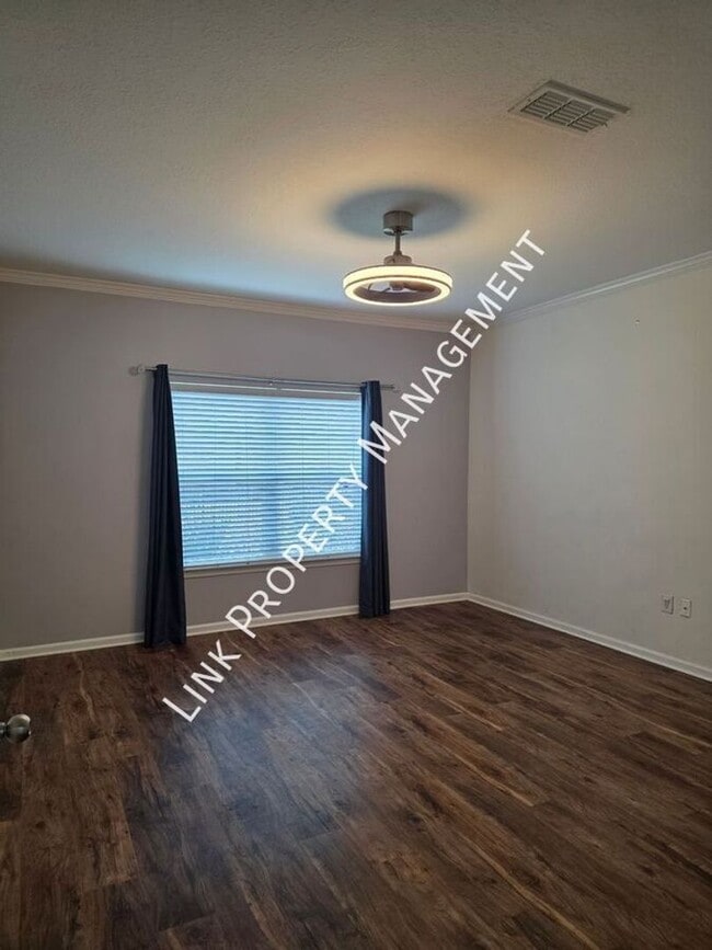 Building Photo - HALF OFF APRIL!  Beautiful One-Level Downstairs Condo in Prime Hamilton Place Location