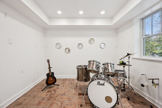 Building Photo - Elegant Chevy Chase Cul-de-Sac Home with Spacious Layout!