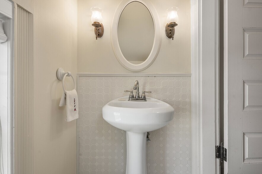 Building Photo - 177 Main St