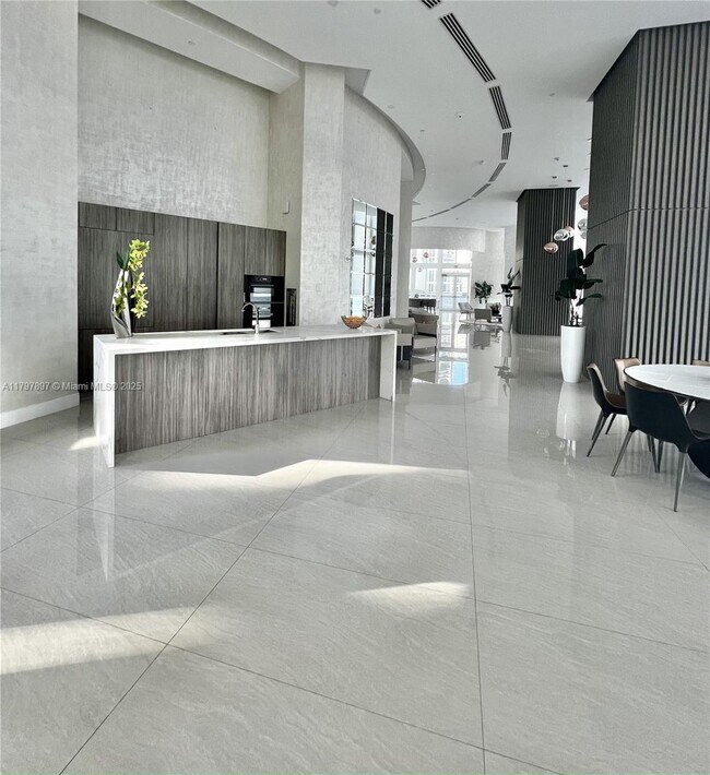 Building Photo - 15901 Collins Ave