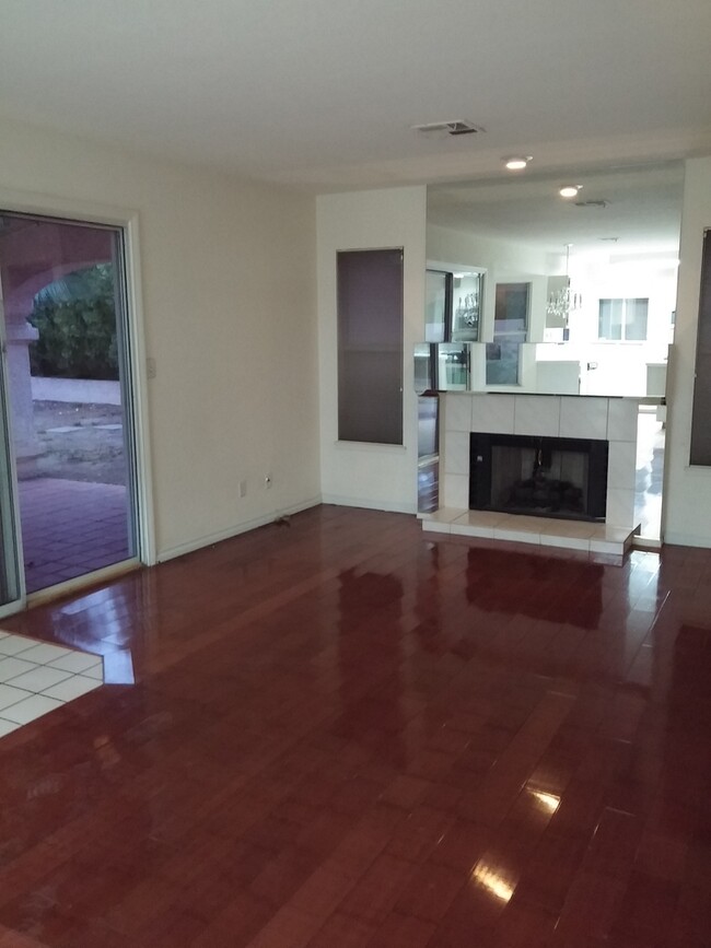 Building Photo - BEAUTIFUL 4 BEDROOM 3 BATHROOM 3 CAR GARAG...