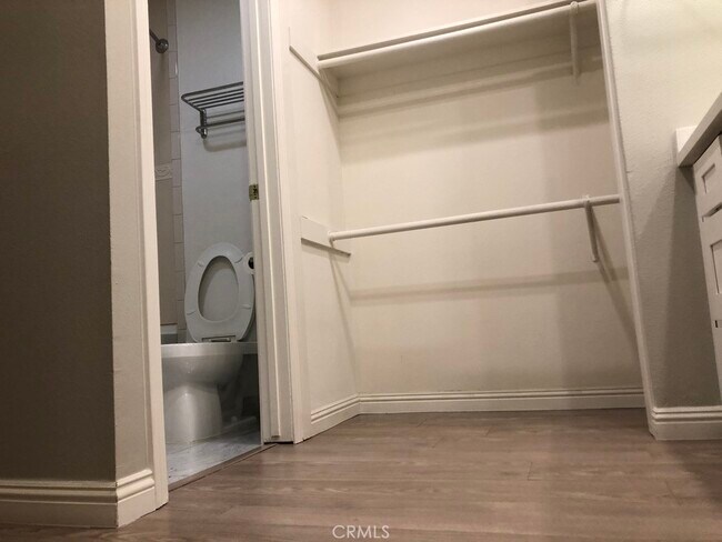 Building Photo - 21 Streamwood-