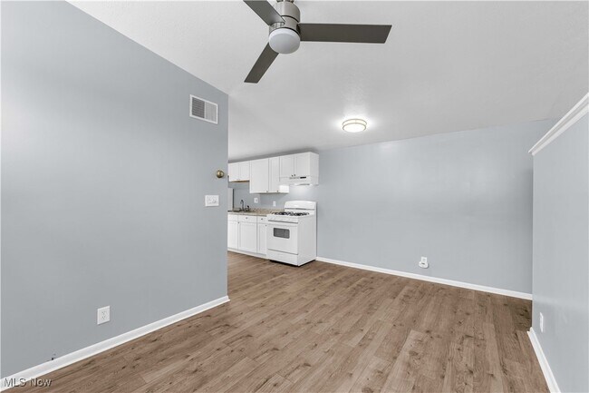 Building Photo - 1041 W 10th St