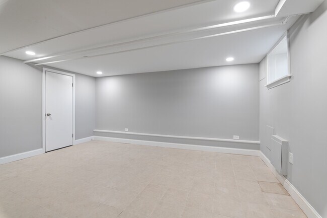 Building Photo - 4813 Midwood Ave