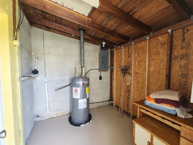 Building Photo - 2 bedroom 1 bath duplex