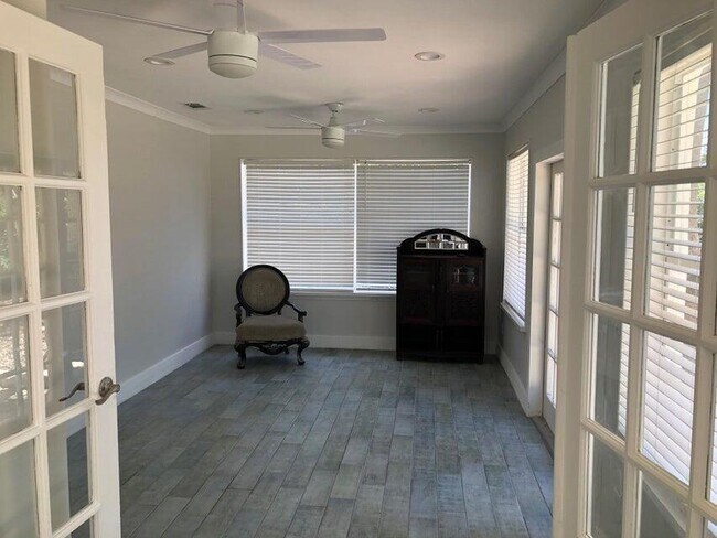 Building Photo - 434 NE 33rd St