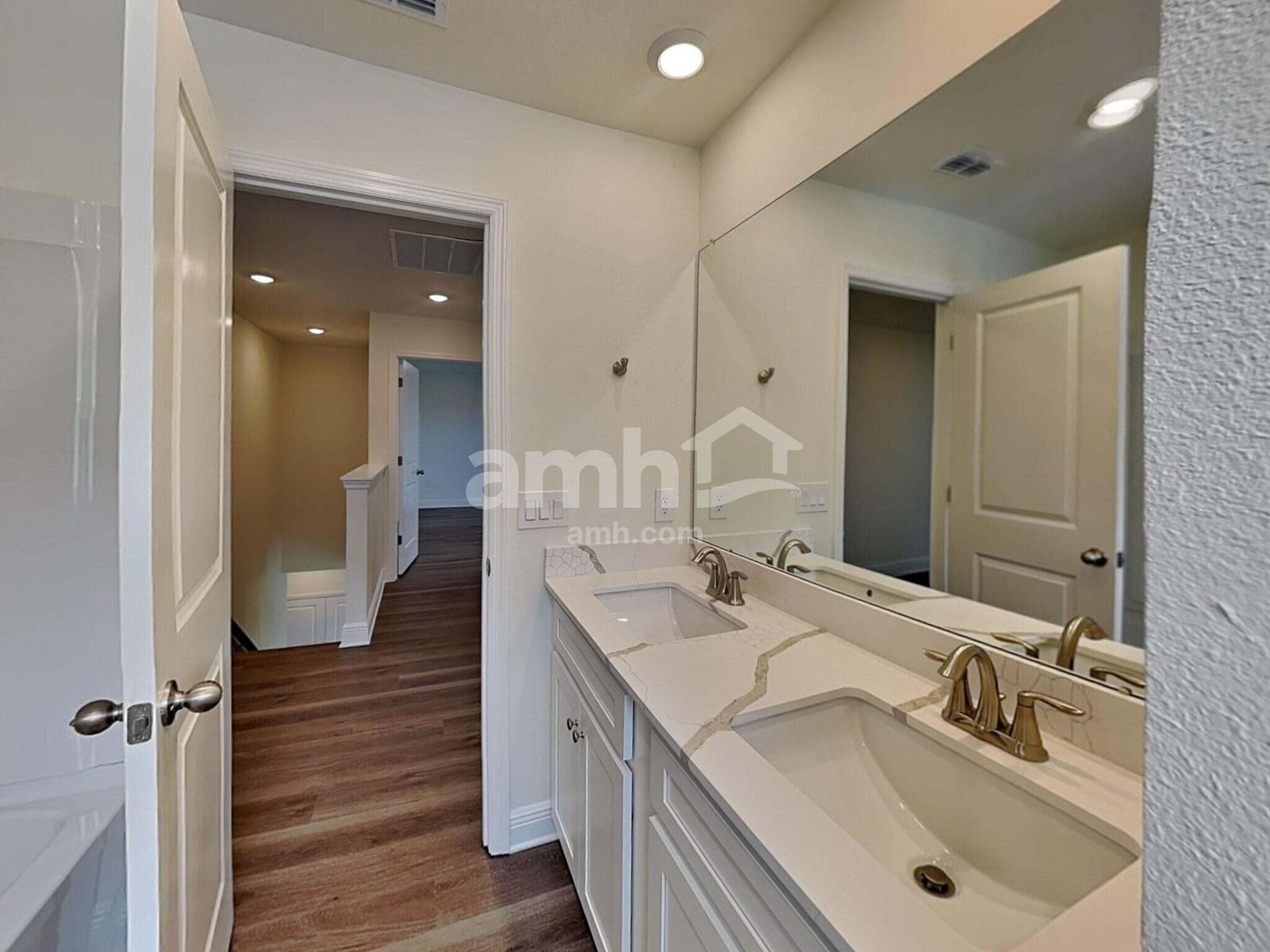Building Photo - 5949 Pinewood Ests Dr