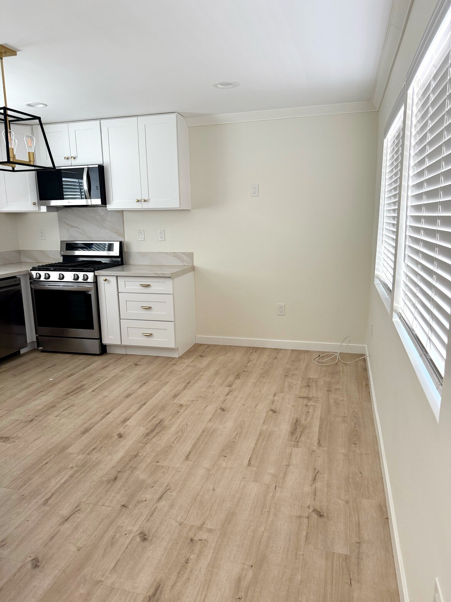 living area - 10705 Dorothy Ave