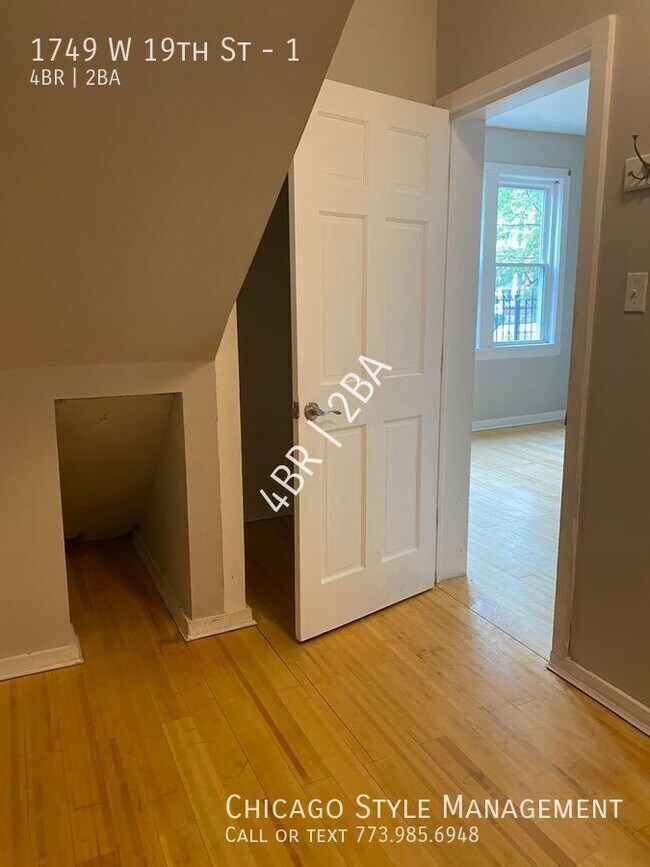 Building Photo - Duplex down in the heart of Pilsen! All th...