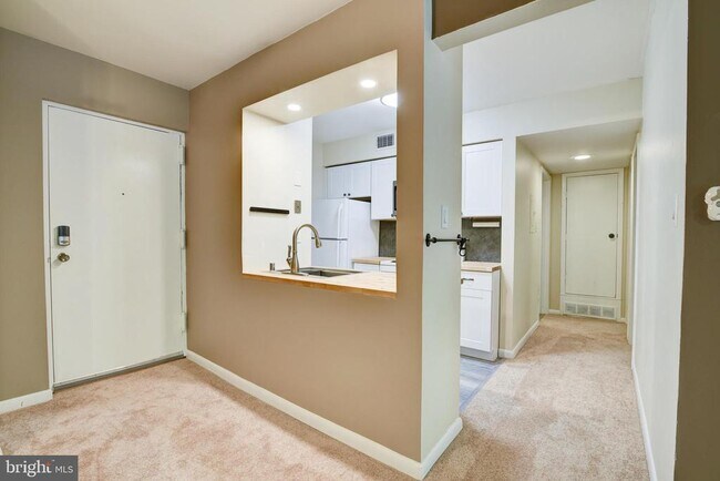 Building Photo - 5806 Royal Ridge Dr