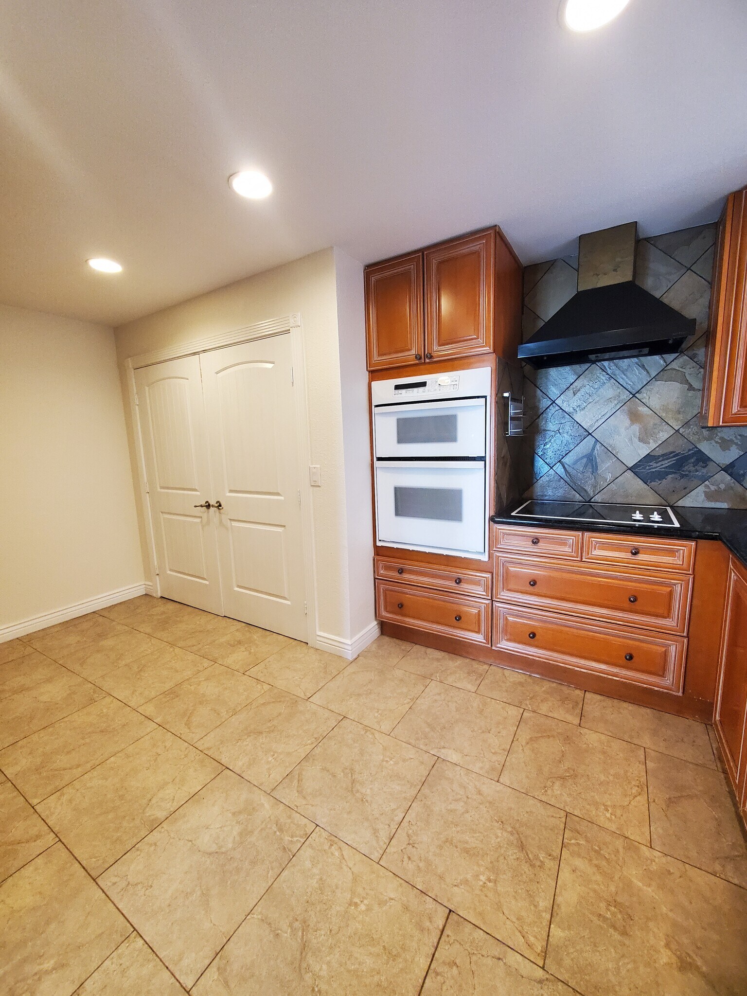 Building Photo - 2725 S Azalea Dr