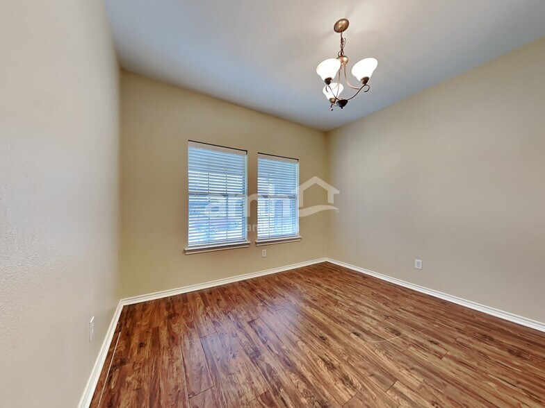 Building Photo - 1004 Lake Ridge Dr
