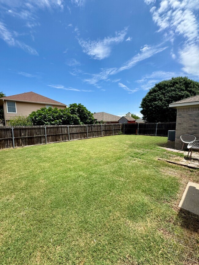Building Photo - 2304 Corral Dr