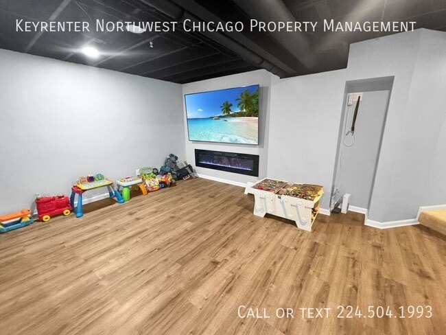 Building Photo - 142 Roslyn Pl