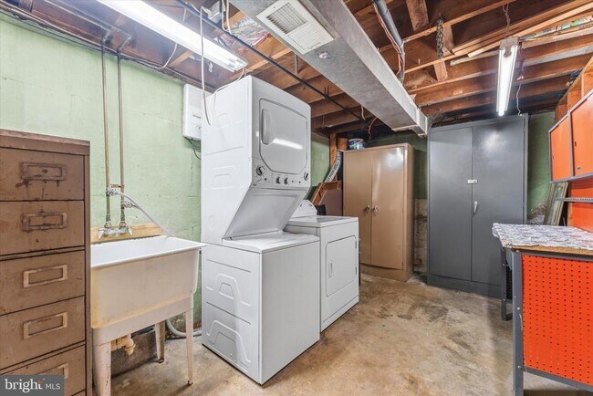 Building Photo - 9 N Greenbrier St