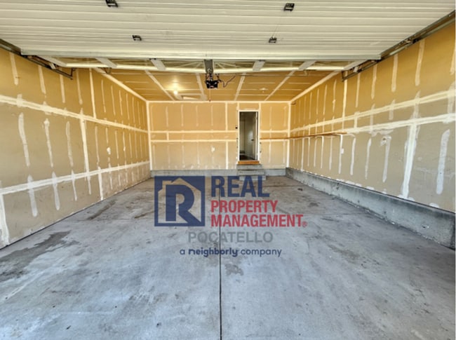 Building Photo - MOVE IN SPECIAL - 5 Bedroom 3.5 Bath Duple...