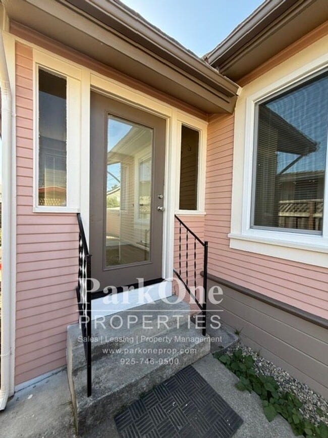 Building Photo - Marin/Cornell Triplex