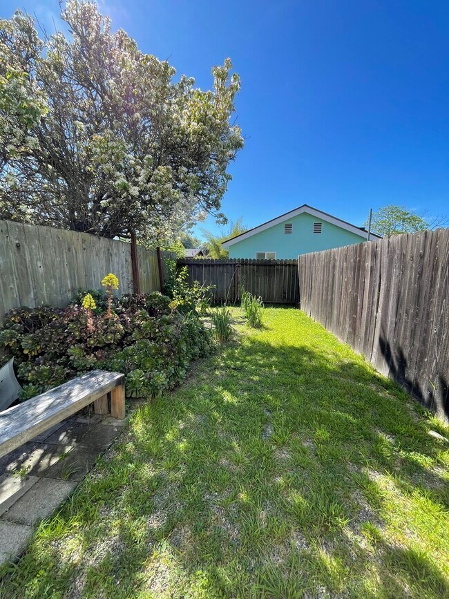 Building Photo - 2 Bedroom/1 Bath Upper Unit