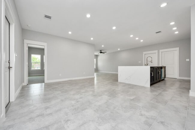 Building Photo - 1307 Laskey St