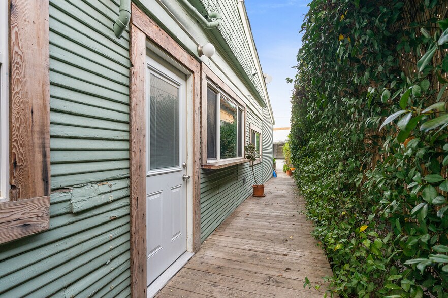 Building Photo - 207 E Avenue 31
