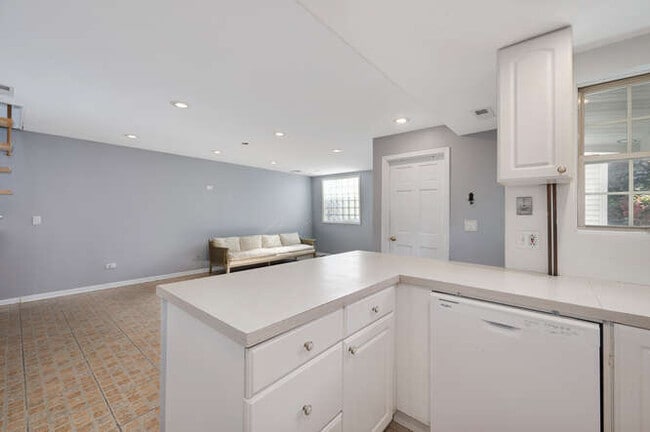 Building Photo - 2833 N Francisco Ave