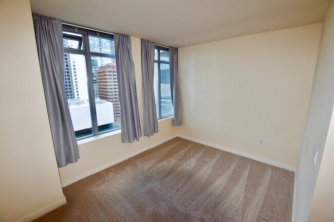 Building Photo - Beautiful Downtown 2 Bedroom Condo - Spaci...