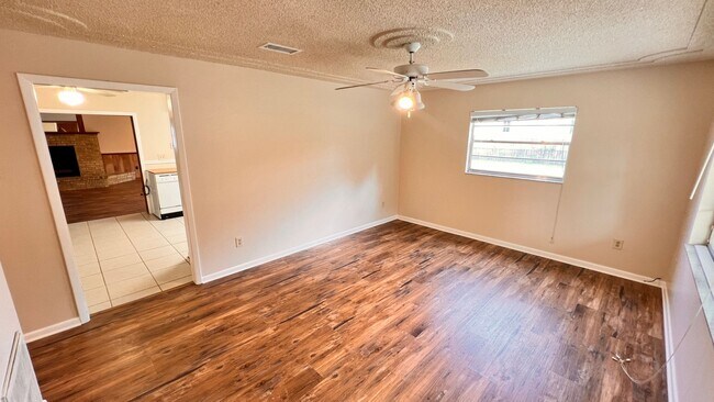 Building Photo - Modern Comfort Meets Prime Location – Spac...