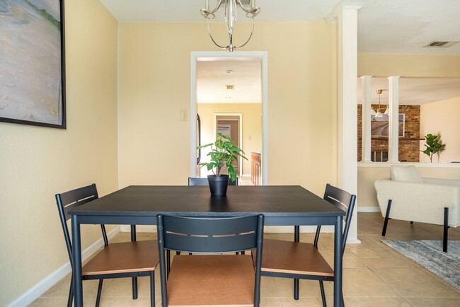 Building Photo - Queen room in 4-bed/2.0-bath Home
