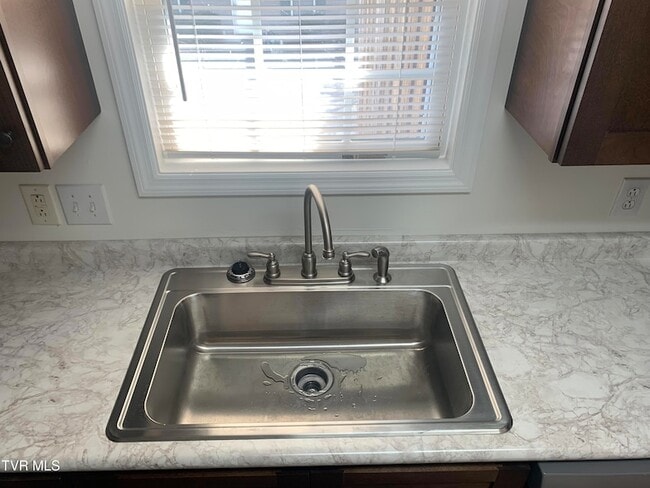 Building Photo - 15 Lake Village Ct