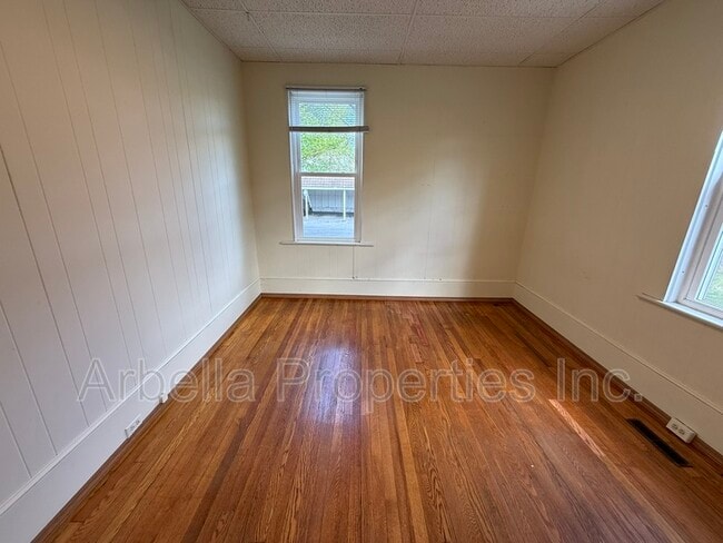 Building Photo - 703 E Unaka Ave