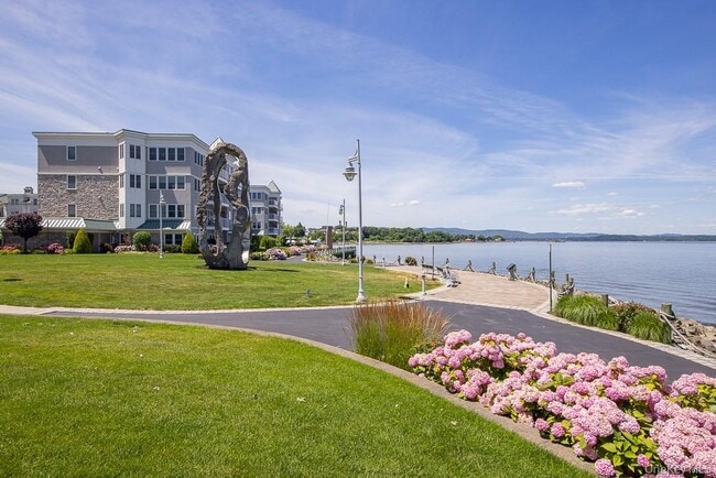 Building Photo - 1321 Round Pointe Dr