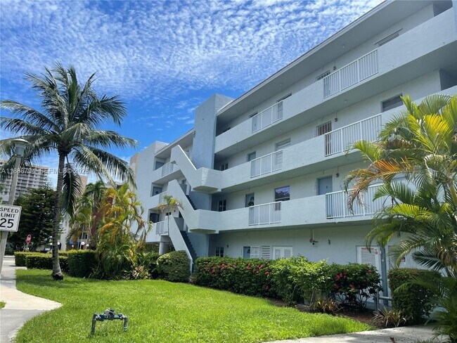 Building Photo - 3868 NE 169th St