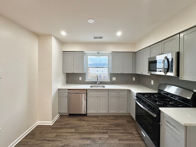 Building Photo - 156 Ridgewood Ave