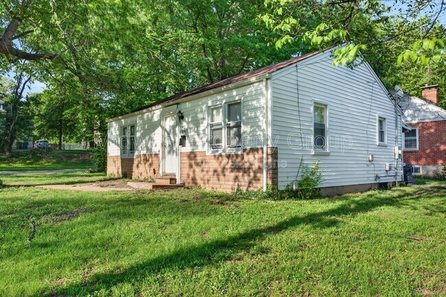 Building Photo - 224 S Harvey Ave