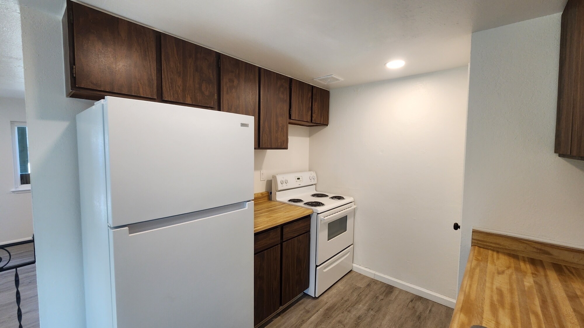 Kitchen - 579 James Ave