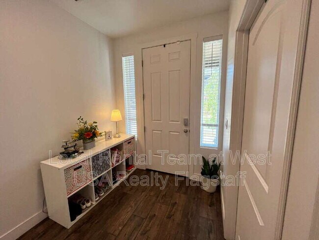 Building Photo - 2705 W Windtree Dr