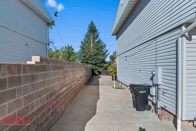 Building Photo - 1190 Pinecone Dr