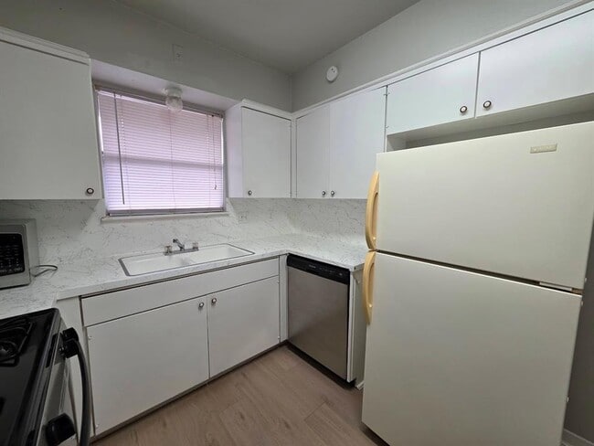 Building Photo - 701 E 45th St