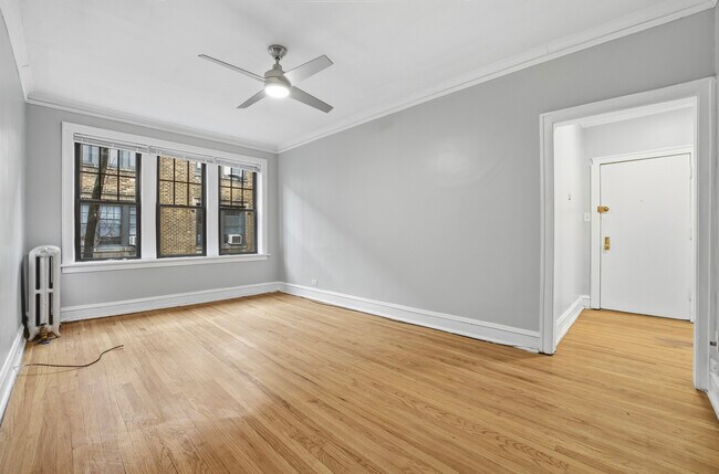 Building Photo - 2336 W Addison St