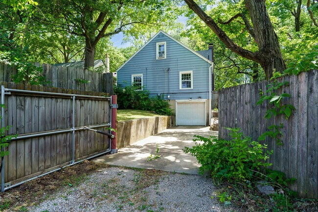 Building Photo - 2935 Glenmore Ave