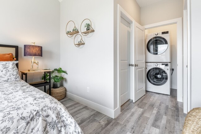 Building Photo - Flexible Lease Lengths! Furnished Southside Townhome