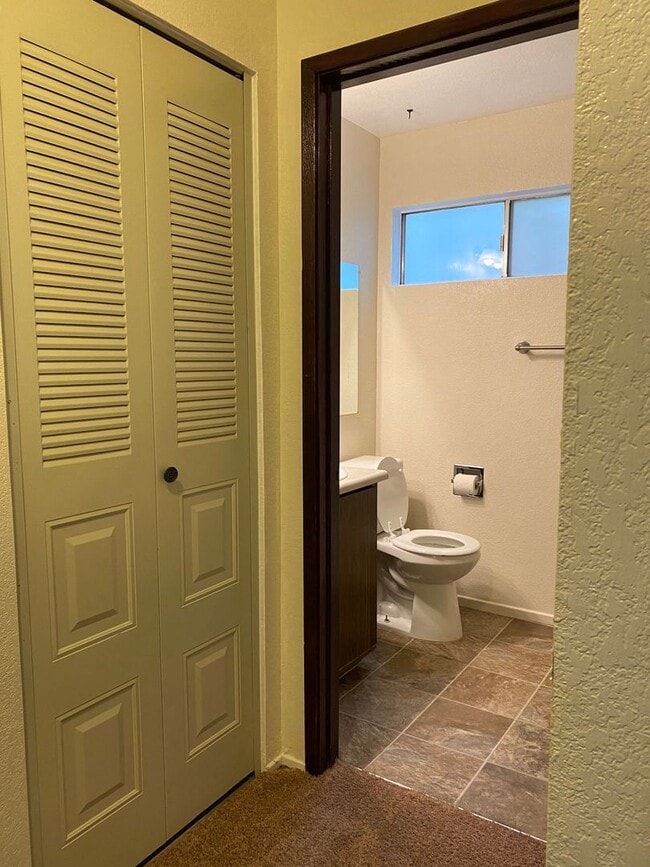 Building Photo - One Bedroom Condo In Sunpointe Condominiums.