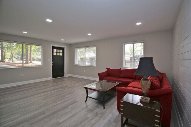 Building Photo - Spacious Student Home in Melrose Heights –...